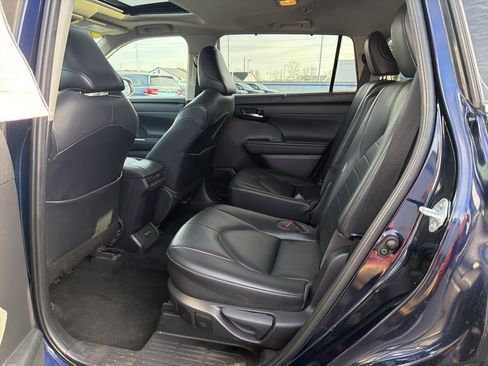 Used 2021 Toyota Highlander XLE image 20