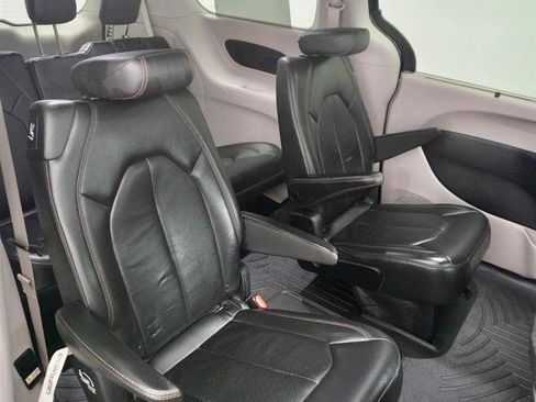 Used 2017 Chrysler Pacifica Touring-L Plus image 9