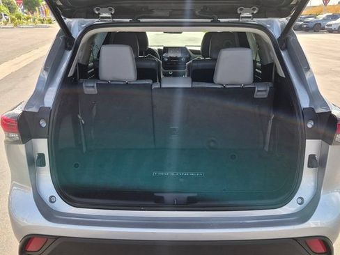 Used 2021 Toyota Highlander XLE AWD/4WD image 11