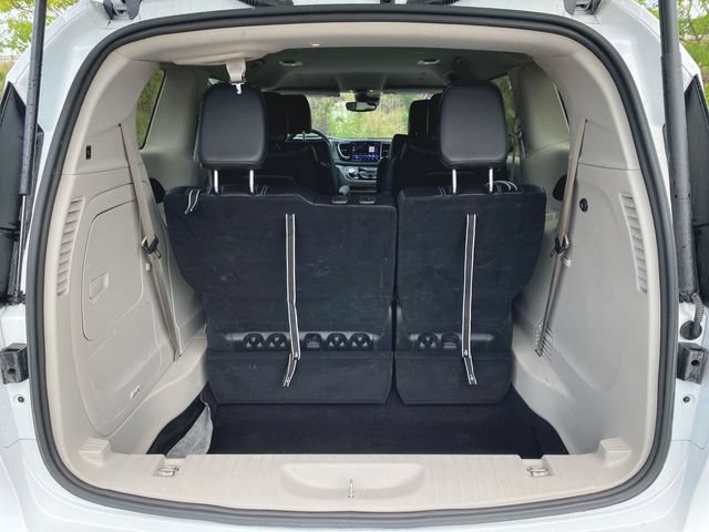 Used 2024 Chrysler Pacifica Limited FWD image 24