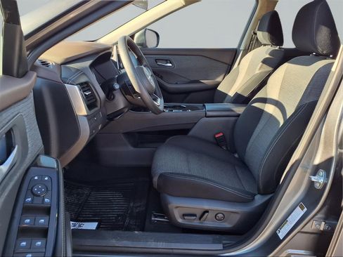 Used 2023 Nissan Rogue SV image 14