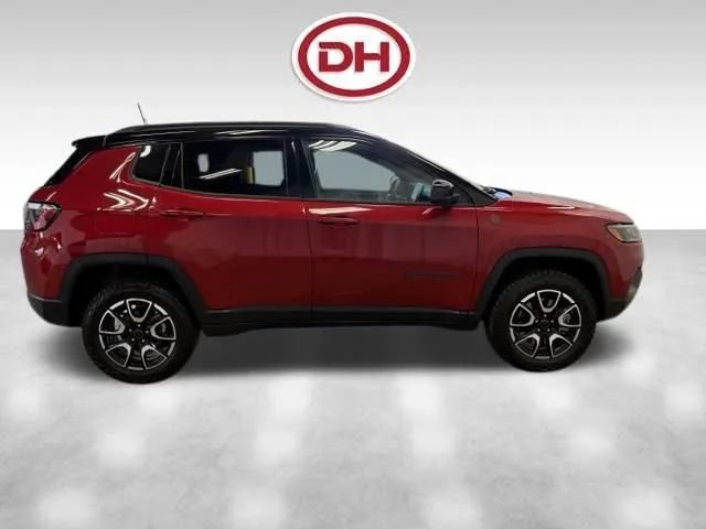 Used 2025 Jeep Compass Trailhawk w/ Trailhawk Convenience Group AWD/4WD image 2