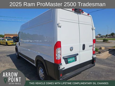 Used 2025 RAM ProMaster 2500 w/ Convenience Group FWD image 9