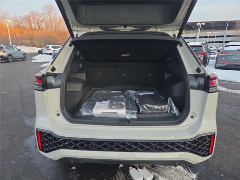 New 2026 Volkswagen Tiguan SEL R-Line image 5