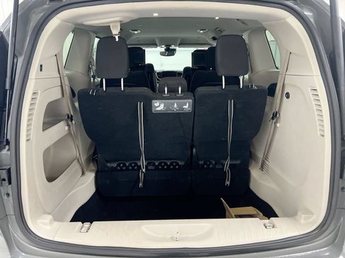 Used 2021 Chrysler Pacifica Touring w/ Uconnect Theater Family Group FWD image 24