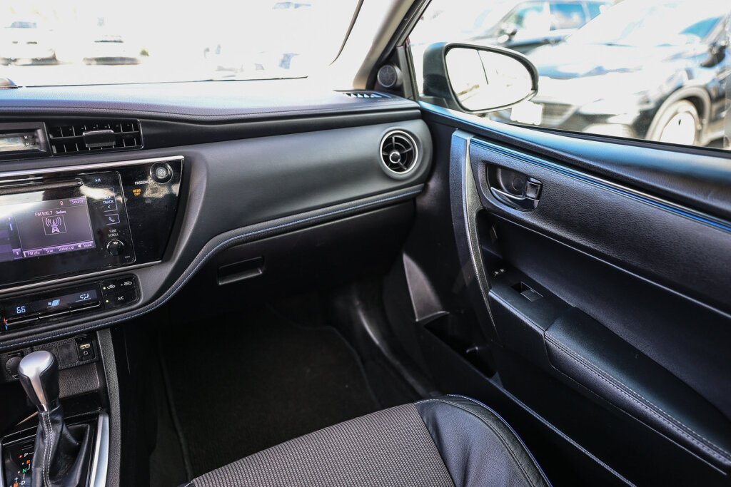Used 2017 Toyota Corolla SE w/ Protection Package FWD image 5