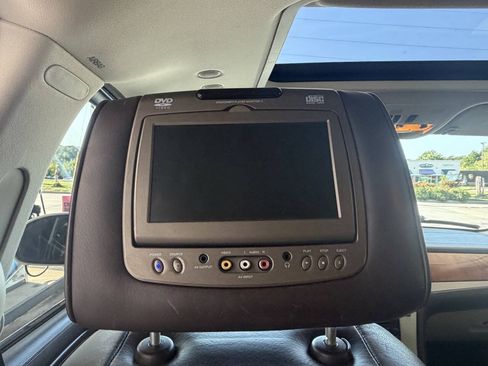 Used 2011 Cadillac Escalade Platinum AWD/4WD image 10