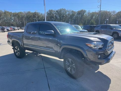 Used 2017 Toyota Tacoma TRD Sport image 10