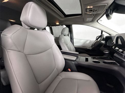 Certified 2025 Toyota Sienna XLE image 53