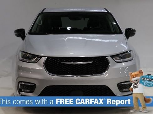 Used 2024 Chrysler Pacifica Touring-L FWD image 2