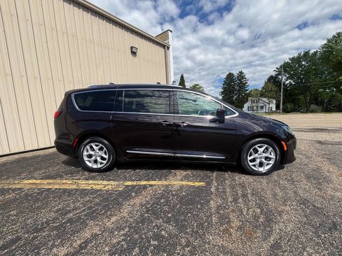 Used 2017 Chrysler Pacifica Touring-L Plus w/ Tire & Wheel Group FWD image 7