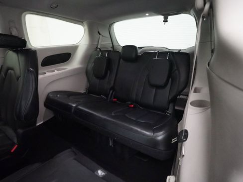 Used 2023 Chrysler Pacifica Touring-L image 17