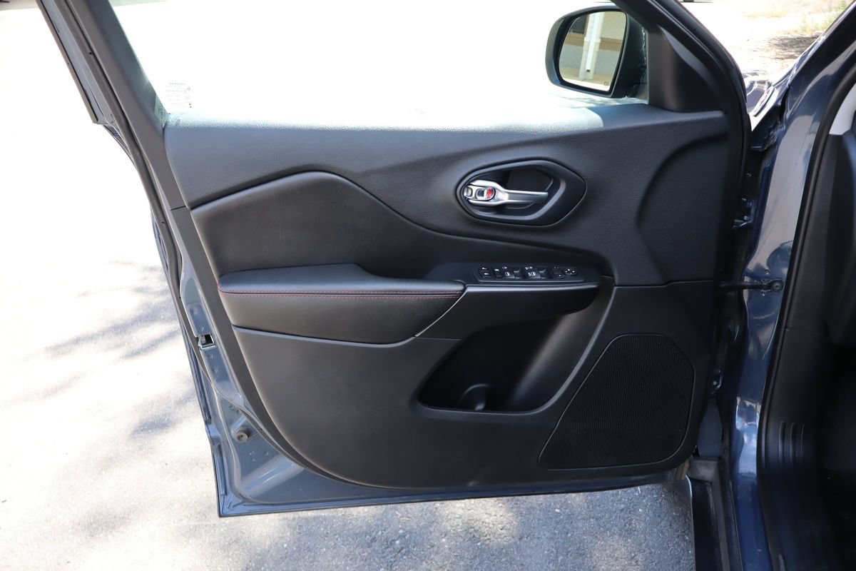Used 2019 Jeep Cherokee Trailhawk w/ Comfort/Convenience Group AWD/4WD image 23