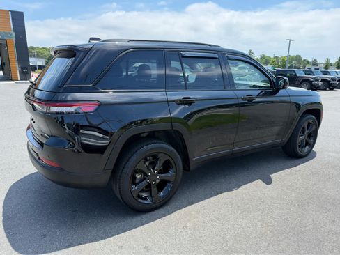 Used 2023 Jeep Grand Cherokee Limited w/ Black Appearance Package AWD/4WD image 9