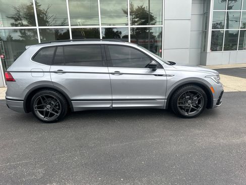 Used 2024 Volkswagen Tiguan SE R-Line AWD/4WD image 2