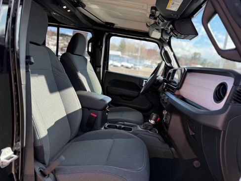Certified 2025 Jeep Gladiator Sport AWD/4WD image 17