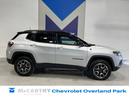 Used 2025 Jeep Compass Trailhawk AWD/4WD image 4