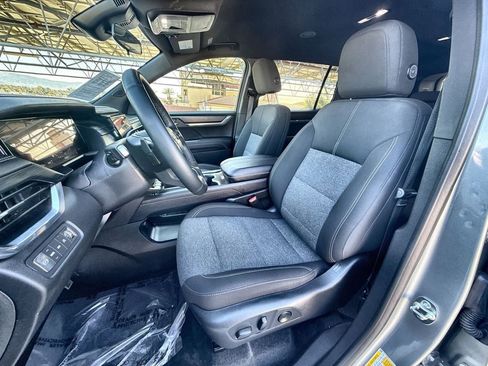 Used 2025 GMC Acadia Elevation image 10