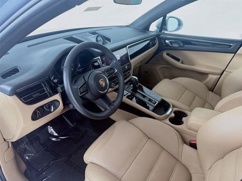 New 2025 Porsche Macan image 4