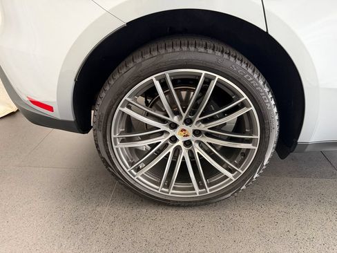 Certified 2026 Porsche Macan AWD/4WD image 12