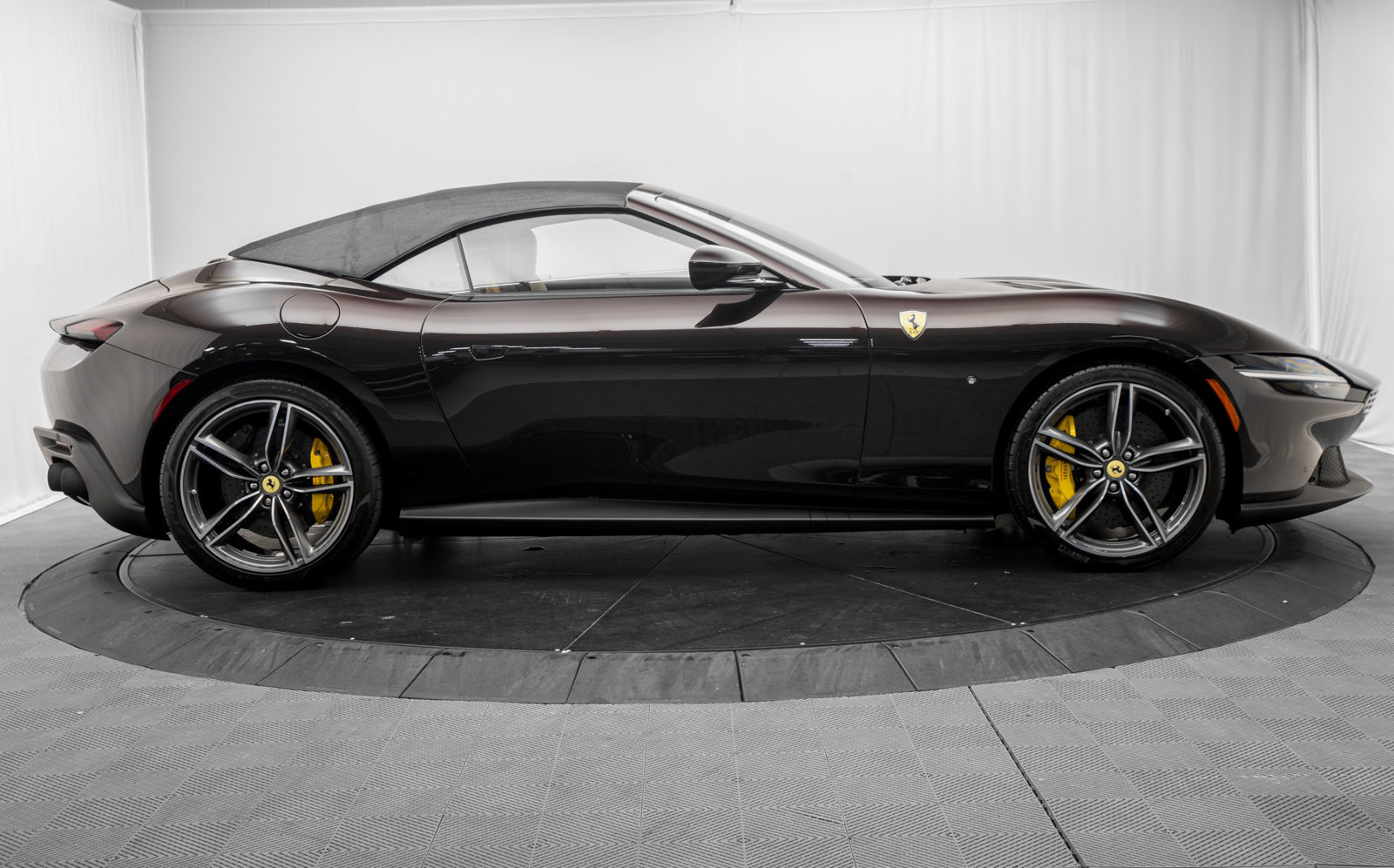 Used 2026 Ferrari Roma Spider RWD image 15