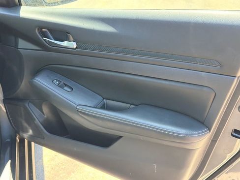 Used 2025 Nissan Altima 2.5 SV FWD image 14