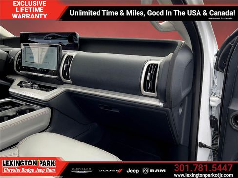 Used 2025 Ford Expedition Active AWD/4WD image 26