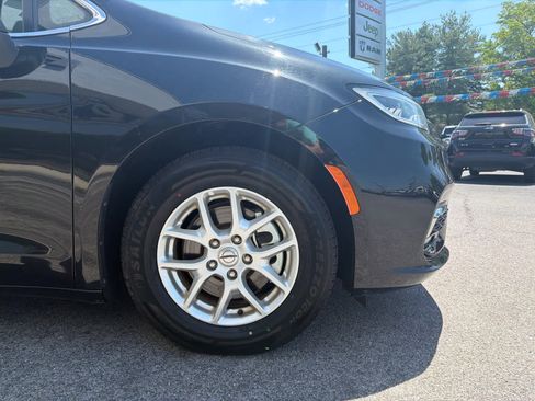 Used 2023 Chrysler Pacifica Touring-L image 6