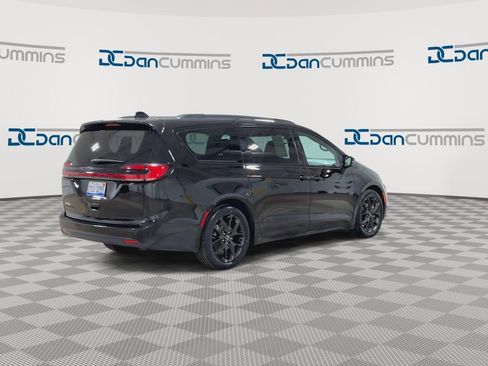 Used 2025 Chrysler Pacifica Limited FWD image 8