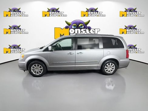 Used 2016 Chrysler Town & Country Touring FWD image 8