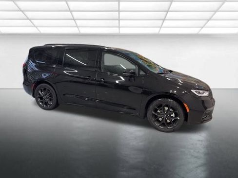 New 2026 Chrysler Pacifica Select w/ S Appearance Package image 9