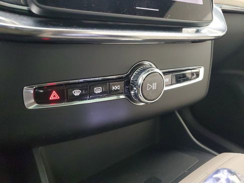 Certified 2025 Volvo XC90 B6 Core w/ Climate Package AWD/4WD image 32