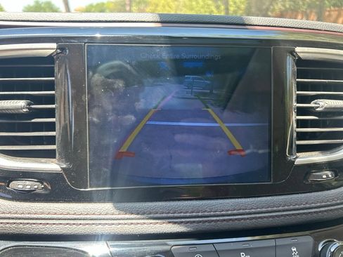 Used 2017 Chrysler Pacifica Limited FWD image 11