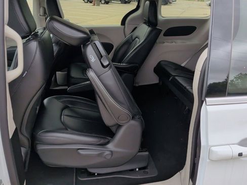 Used 2024 Chrysler Pacifica Limited FWD image 37