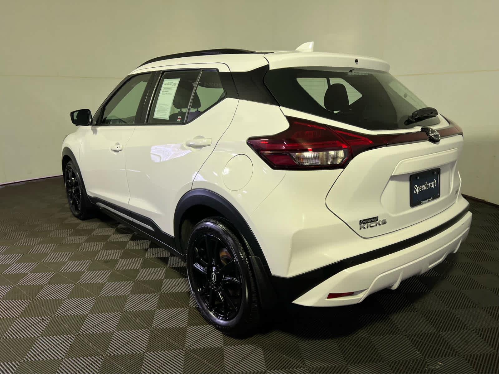 Certified 2024 Nissan Kicks SR FWD image 4