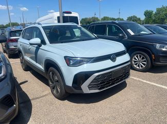 Used 2025 Volkswagen Taos SE w/ Panoramic Sunroof Package AWD/4WD video 2