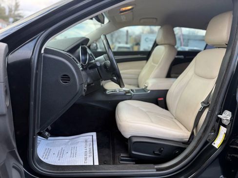 Used 2018 Chrysler 300 Touring L image 12