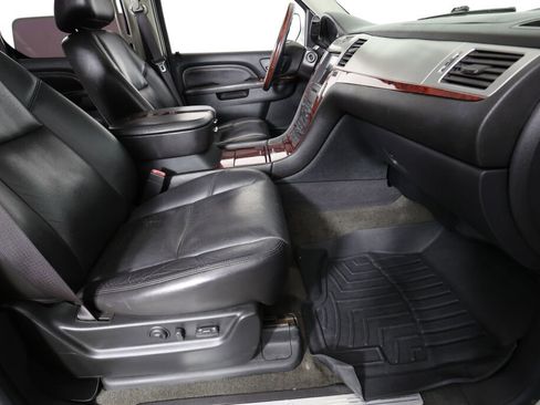 Used 2010 Cadillac Escalade Luxury AWD/4WD image 28
