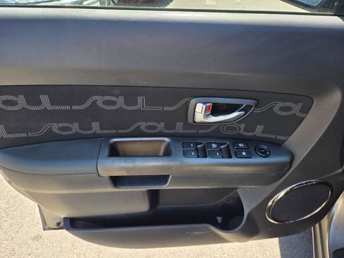Used 2012 Kia Soul + w/ Audio Pkg FWD image 8