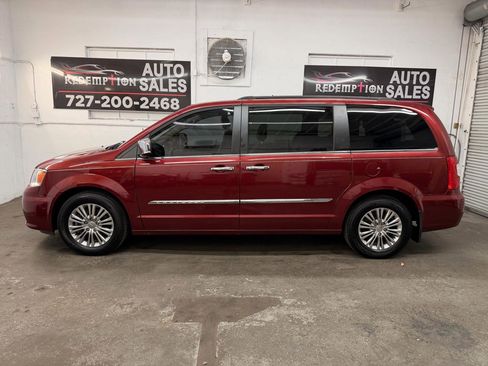 Used 2016 Chrysler Town & Country Touring-L FWD image 2