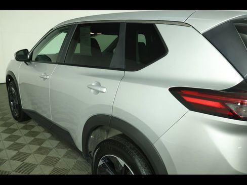 Used 2025 Nissan Rogue SV AWD/4WD image 15