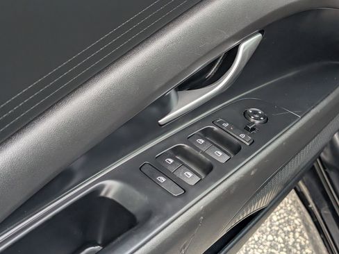 Used 2025 Hyundai Elantra SEL image 17