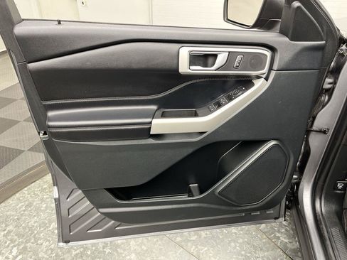 Used 2022 Ford Explorer XLT AWD/4WD image 6