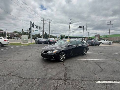 Used 2017 Toyota Camry SE FWD image 6