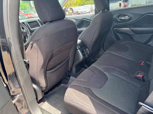 Used 2019 Jeep Cherokee Latitude w/ Popular Appearance Group FWD image 19