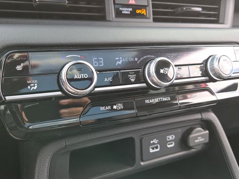 Used 2025 Honda Pilot Touring image 32