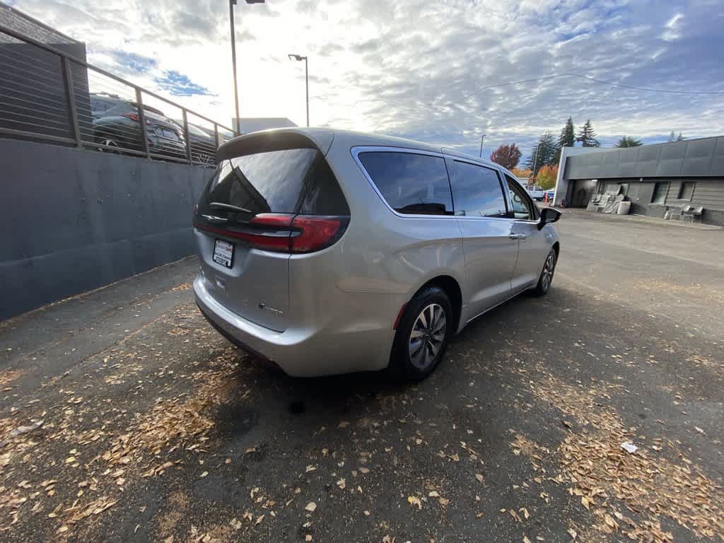Used 2024 Chrysler Pacifica Limited FWD image 6