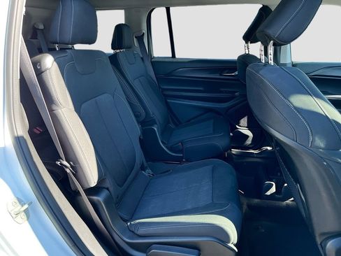 Used 2023 Jeep Grand Cherokee L Laredo image 20