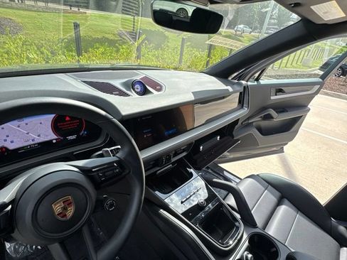 Used 2025 Porsche Cayenne S AWD/4WD image 10