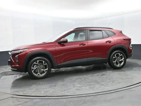 Used 2025 Chevrolet Trax LT w/ LT Convenience Package image 5